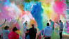 Bunt wie das Leben: der Höhepunkt des Aktionstages in der Schloß Hoym Stiftung zum Song „Regenbogenfarben“ von Kerstin Ott.  