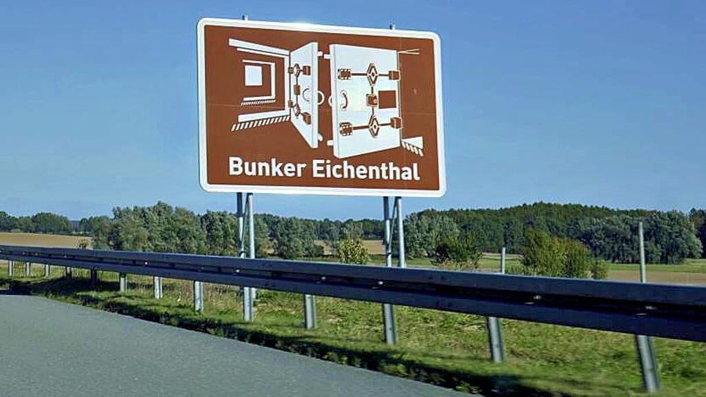 An der A20 ist dem Bunker Eichenthal eine Hinweistafel gewidmet.