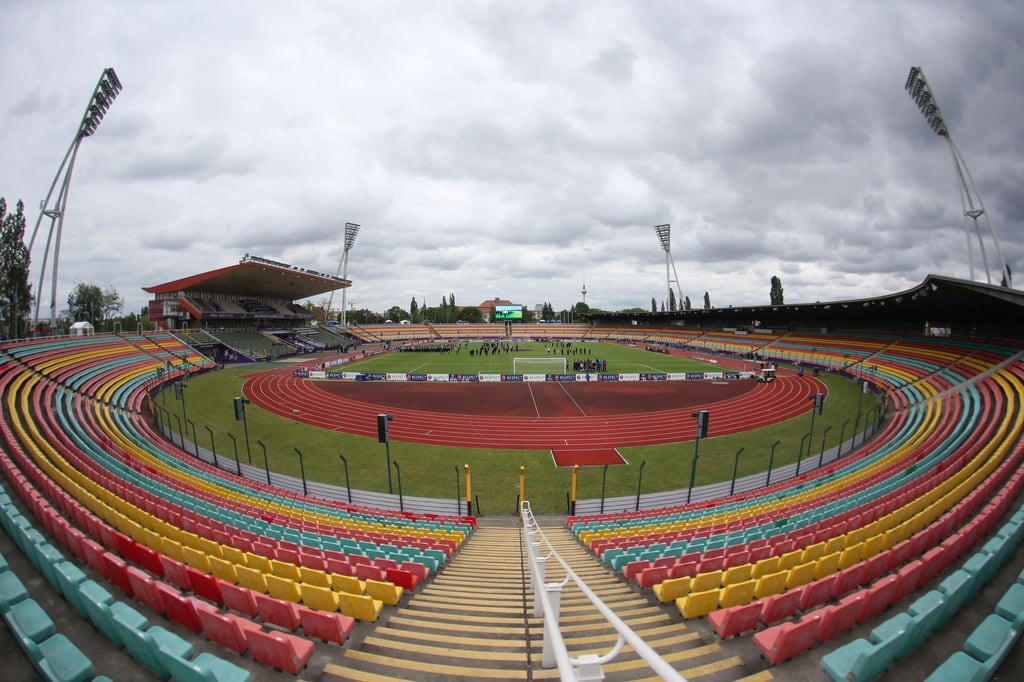 Das Berliner Friedrich-Ludwig-Jahn-Stadion entstand in den 50er Jahren und lag später unmittelbar an der Mauer.