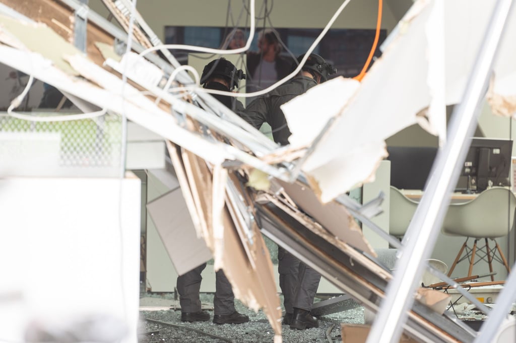 Polizisten vom Kampfmittelräumdienst in einer Bank in der ein Geldautomat gesprengt wurde. (Archivbild)
