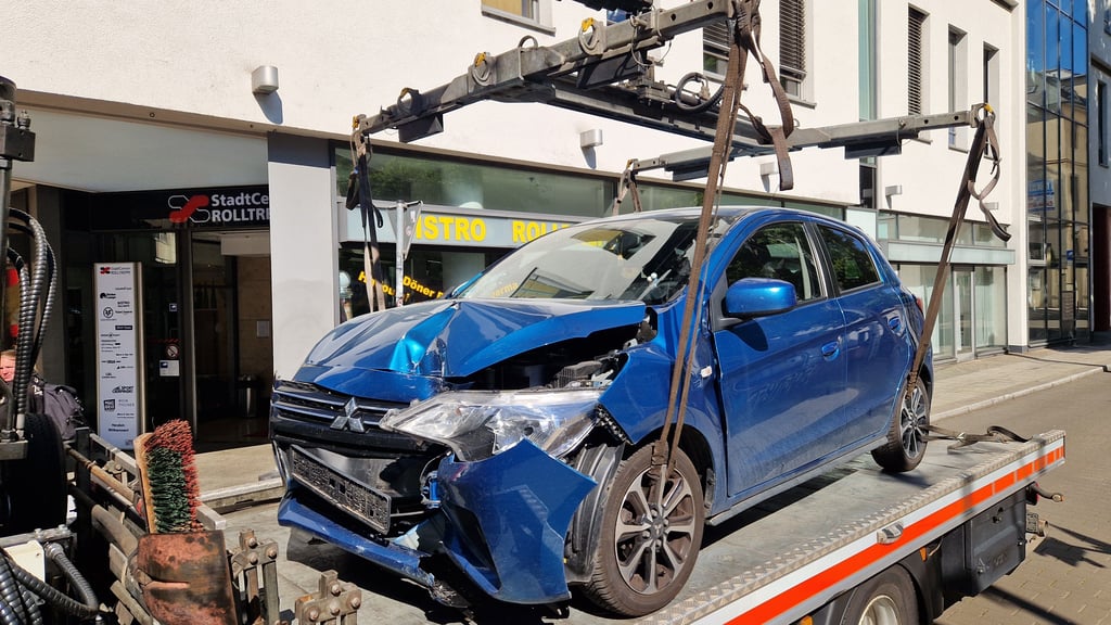 Nach dem Unfall, bei dem ein Radfahrer in Halle schwer verletzt wurde, wird der dabei zerstörte Kleinwagen abgeschleppt.