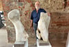 Keine Mücke zu Elefanten gemacht, aber Elefanten zu Kunst: Der Magdeburger Bildhauer Wolfgang Roßdeutscher mit Kunst aus Elefantenknochen.