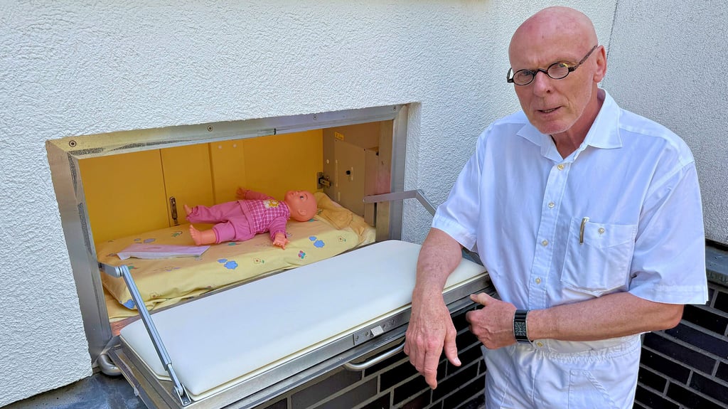 Thomas Beier ist Chefarzt der Klinik für Kinder- und Jugendmedizin. Er demonstriert im Bitterfelder Goitzsche Klinikum die Funktionsweise der Babyklappe im Außenbereich.