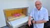 Thomas Beier ist Chefarzt der Klinik für Kinder- und Jugendmedizin. Er demonstriert im Bitterfelder Goitzsche Klinikum die Funktionsweise der Babyklappe im Außenbereich.