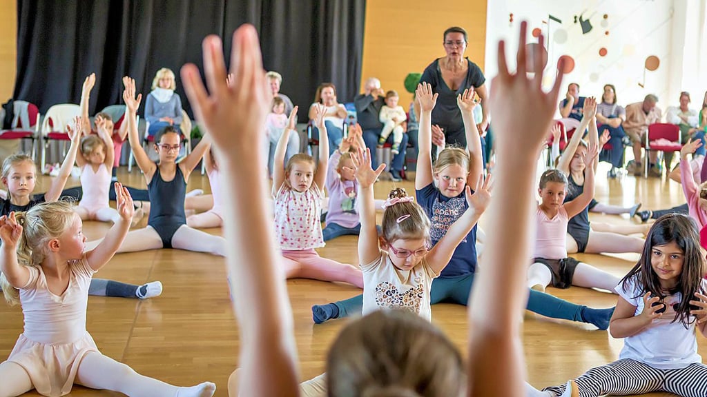 Geleitet wird die Veranstaltung zur Neuaufnahme für das Wolfener Ballett von dessen künstlerischer Leiterin Bianka Behrend.