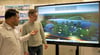 Huber Kalil und  Jens Hartmann (v.l.n.r.) zeigen den digitallen Zwilling der Tiergartenbrücke. 