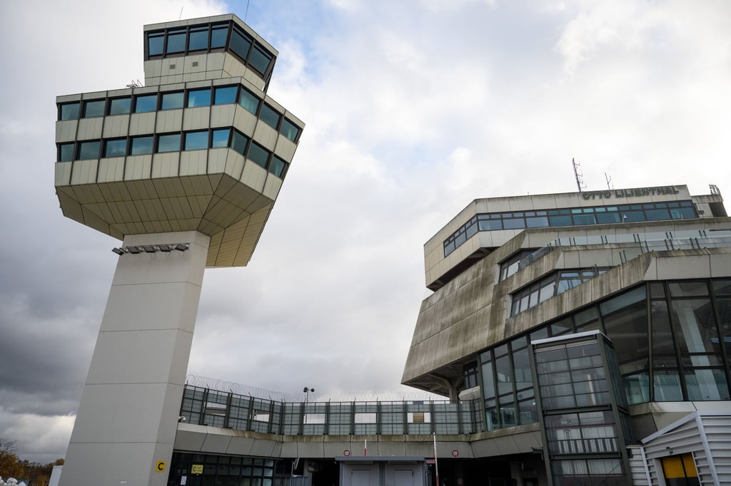 Auf dem ehemaligen Flughafengelände Tegel sollen auch künftig Flüchtlinge untergebracht werden. (Archivfoto)