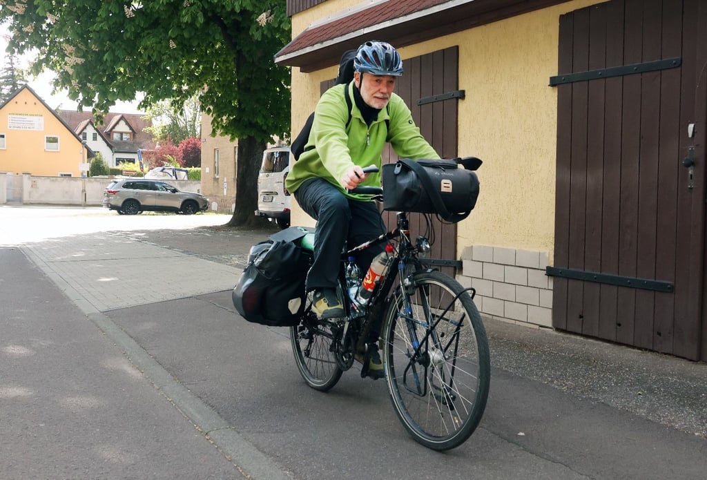 Voll bepackt ist der sportliche Hallenser zu seiner Friedenstour aufgebrochen.