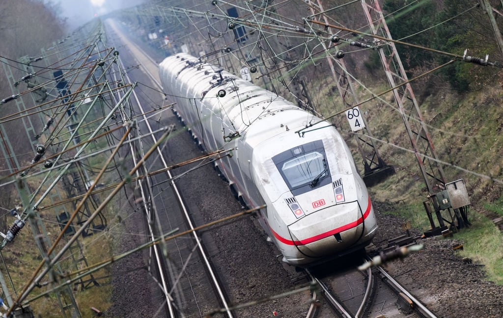 Auf der Bahnstrecke Hamburg - Berlin kommt es zu Einschränkungen. (Symbolbild)