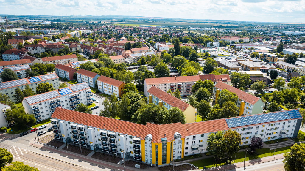 Solarenergie und Photovoltaik auf den Dächern: Die Wohnungsbaugenossenschaft Halberstadt (WGH) ist eine grüne Genossenschaft.