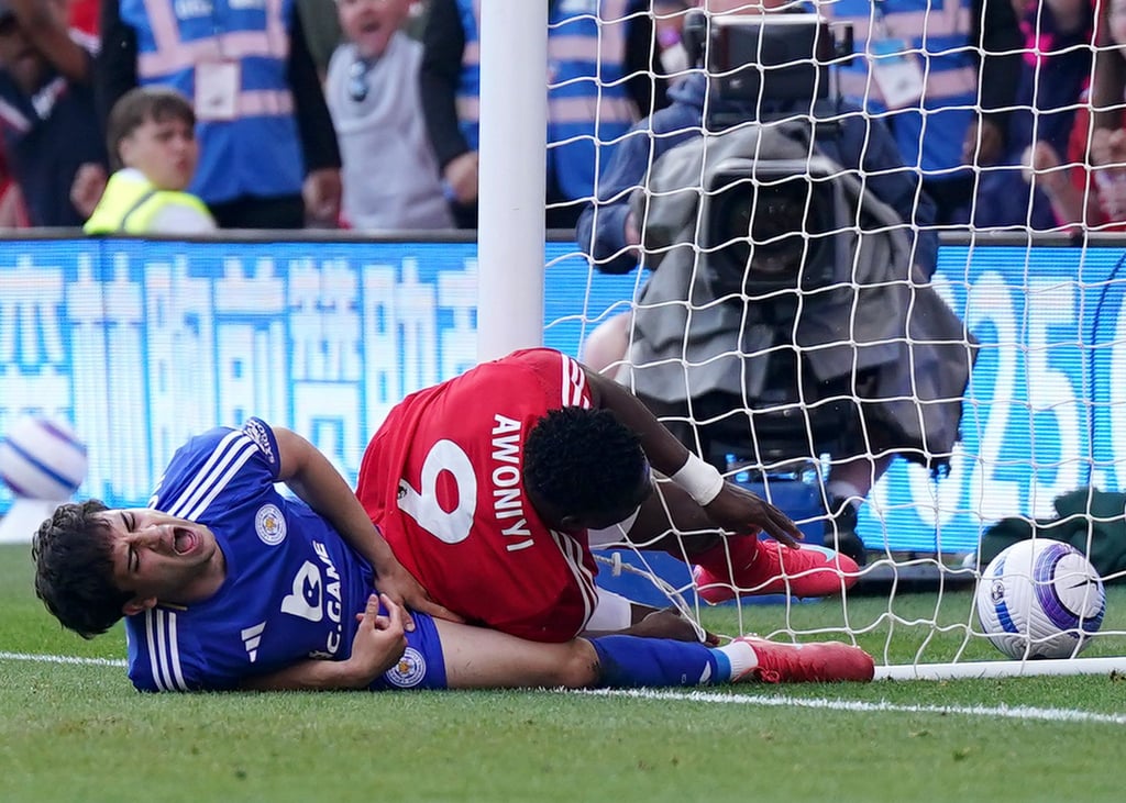 Schmerzhaft: Forest-Stürmer Awoniyi (r) kollidiert im Spiel gegen Leicester City mit dem Pfosten.