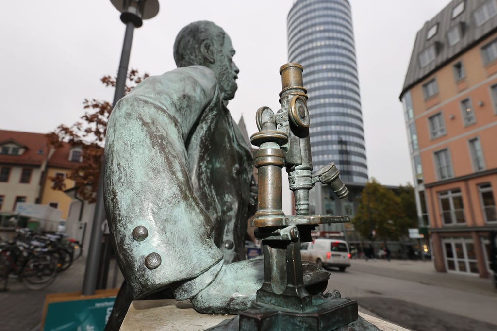 Die Firma Carl Zeiss und ihr Gründer prägen seit dem 19. Jahrhundert die Stadt Jena. (Archivbild)