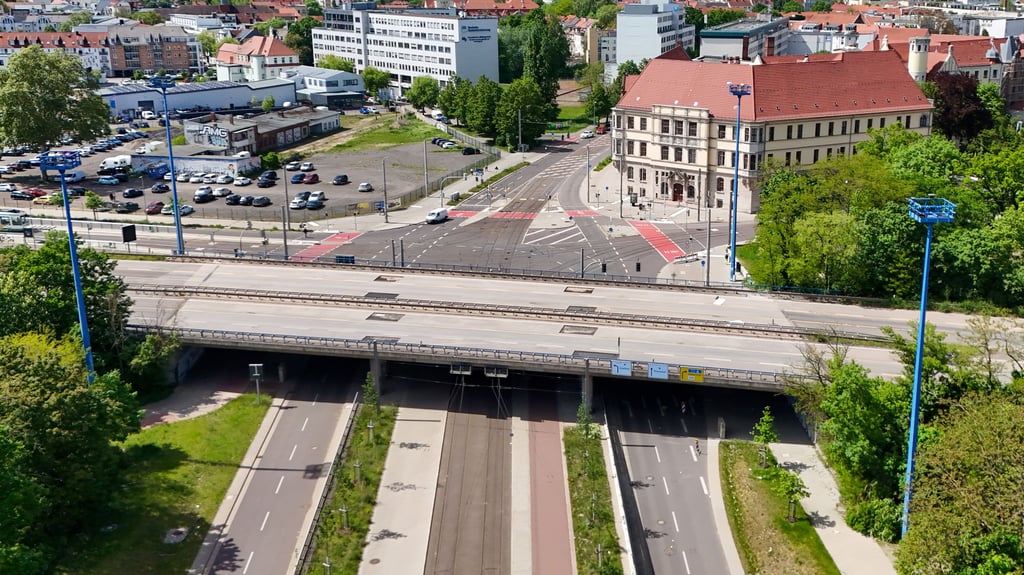 Blick auf die einsturzgefährdete Brücke am Damaschkeplatz in Magdeburg. Sie ist gesperrt und wird demnächst abgerissen.
