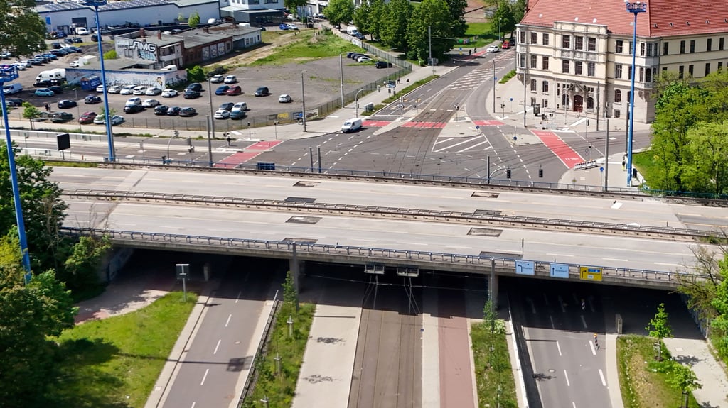 Blick auf die einsturzgefährdete Brücke am Damaschkeplatz in Magdeburg. Sie ist gesperrt und wird demnächst abgerissen.
