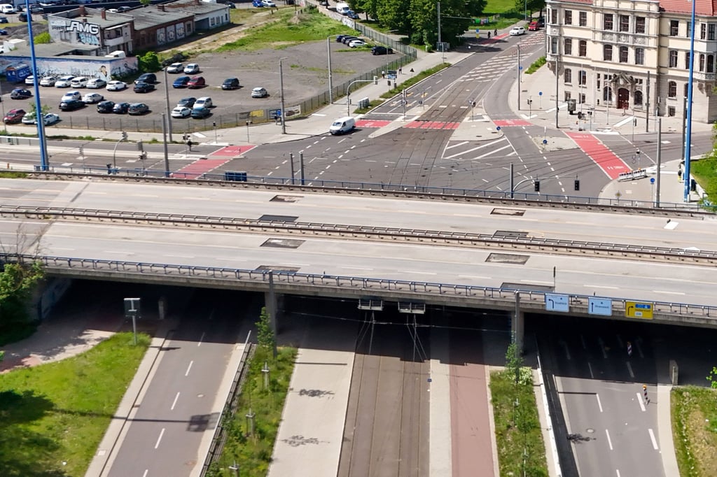 Blick auf die einsturzgefährdete Brücke am Damaschkeplatz in Magdeburg. Sie ist gesperrt und wird demnächst abgerissen.
