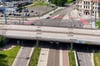 Blick auf die einsturzgefährdete Brücke am Damaschkeplatz in Magdeburg. Sie ist gesperrt und wird demnächst abgerissen.