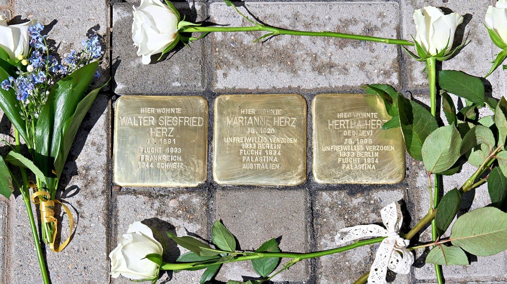 Das Schicksal der Familie Herz steht im Mittelpunkt der jüngsten Stolpersteinverlegung in Aschersleben.