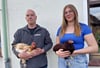 Die neuen Vereinsmitglieder Katharina Mundt und David Sailer  haben sich für ein aufwendiges Hobby entschieden. Ihre Hühner brauchen Futter, Pflege und Unterkunft. Die Reisen zu den Ausstellungen kosten Geld.