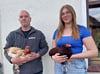 Die neuen Vereinsmitglieder Katharina Mundt und David Sailer  haben sich für ein aufwendiges Hobby entschieden. Ihre Hühner brauchen Futter, Pflege und Unterkunft. Die Reisen zu den Ausstellungen kosten Geld.