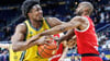 Alba-Center David McCormack wird vom MBC-Akteur Akeem Vargas attackiert.