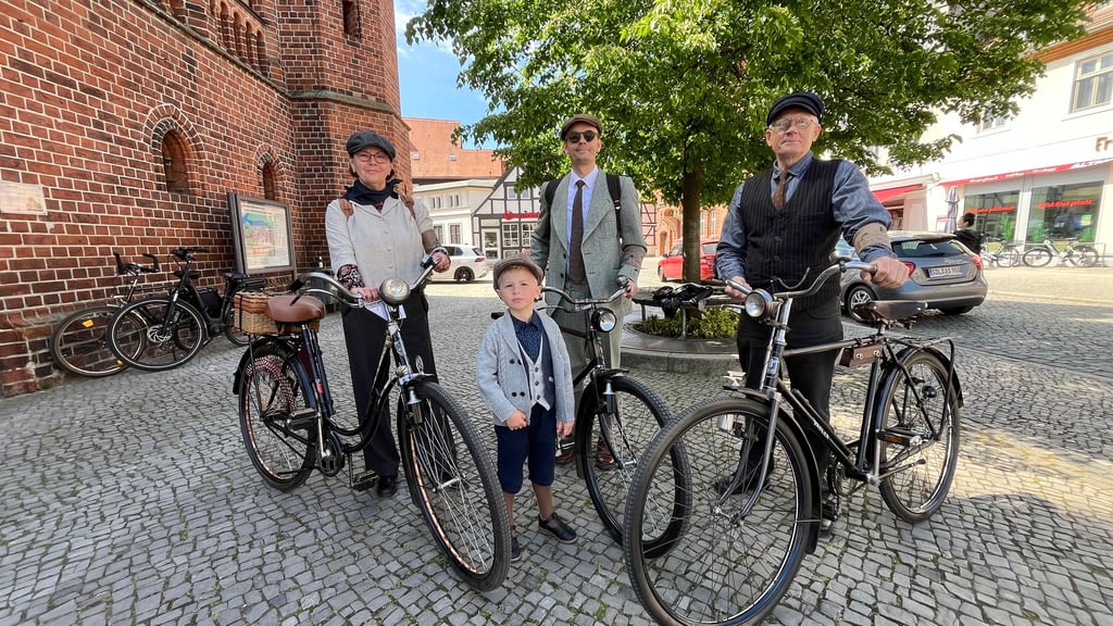 Viktor (rechts) und Lara (links) Khadyeyev mit Sohn Illya und Enkelsohn Daniel Kolba, gebürtige Ukrainer und jetzt in Bernau bei Berlin lebend, sind Teil des Festes.