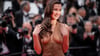 Bella Hadid 2024 auf dem roten Teppich in Cannes.