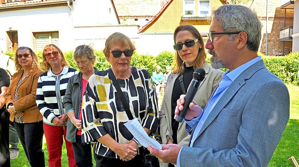 Jachin Cohn (rechts) mit Tochter Emma und Ehefrau Joanne waren als Nachfahren der Familie Herz extra zur Stolperstein-Verlegung in Aschersleben angereist.