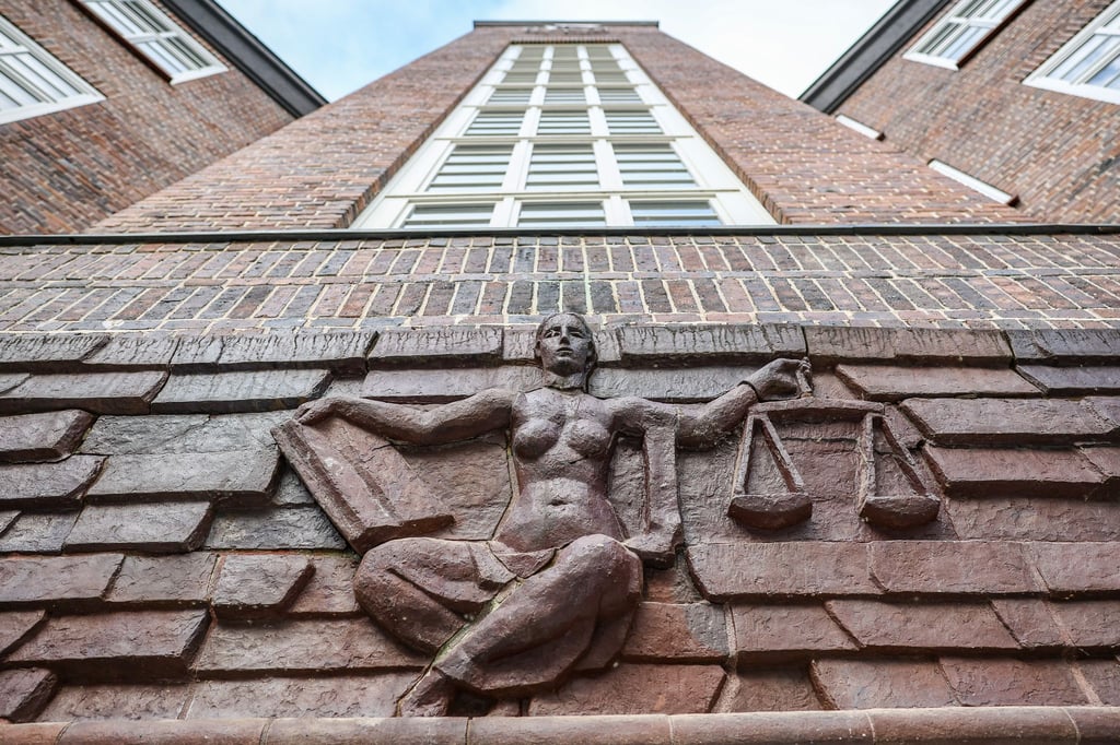 Nach Ausschreitungen von Rechtsextremen im Spätsommer 2018 in Chemnitz müssen sich nun weitere vier Männer vor Gericht verantworten. (Symbolfoto)