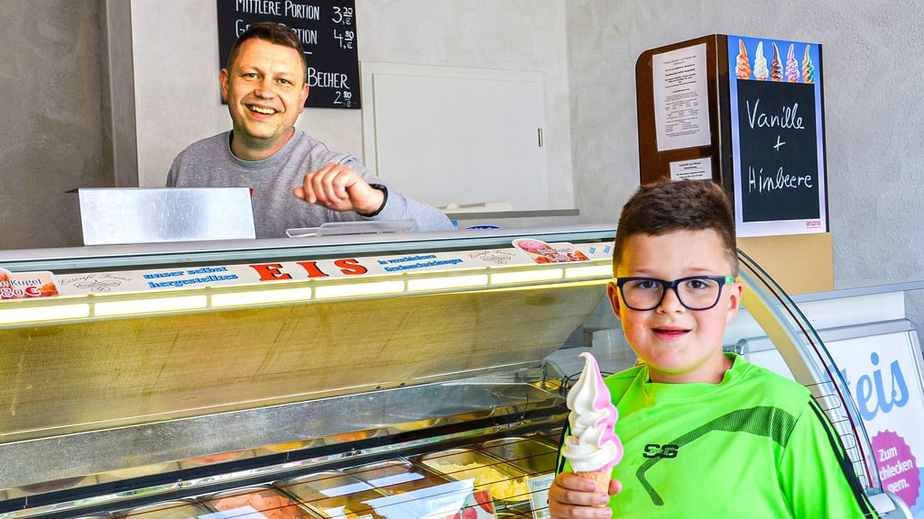 Im Eisladen auf der Zerbster Breite verkauft Eiscafé-Frens-Inhaber Andreas Krause neben Kugel-Eis ebenfalls Softeis.