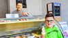 Im Eisladen auf der Zerbster Breite verkauft Eiscafé-Frens-Inhaber Andreas Krause neben Kugel-Eis ebenfalls Softeis. 