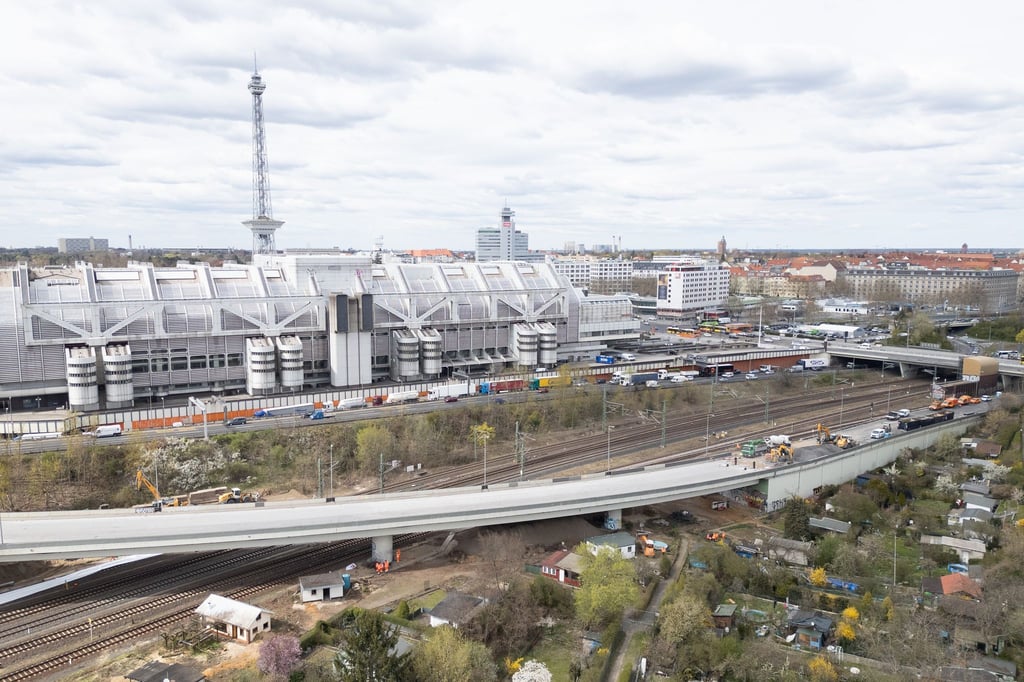 Die Sperrung der inzwischen abgerissenen Ringbahnbrücke führt zu erheblichen Verkehrseinschränkungen rund um das Dreieck Funkturm. (Archivbild)