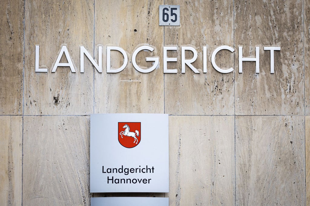 Ein Obdachloser sitzt leblos und mit Stichverletzungen auf einer Parkbank im Stadtwald - jetzt kommt der mutmaßliche Täter vor Gericht. (Symbolbild)