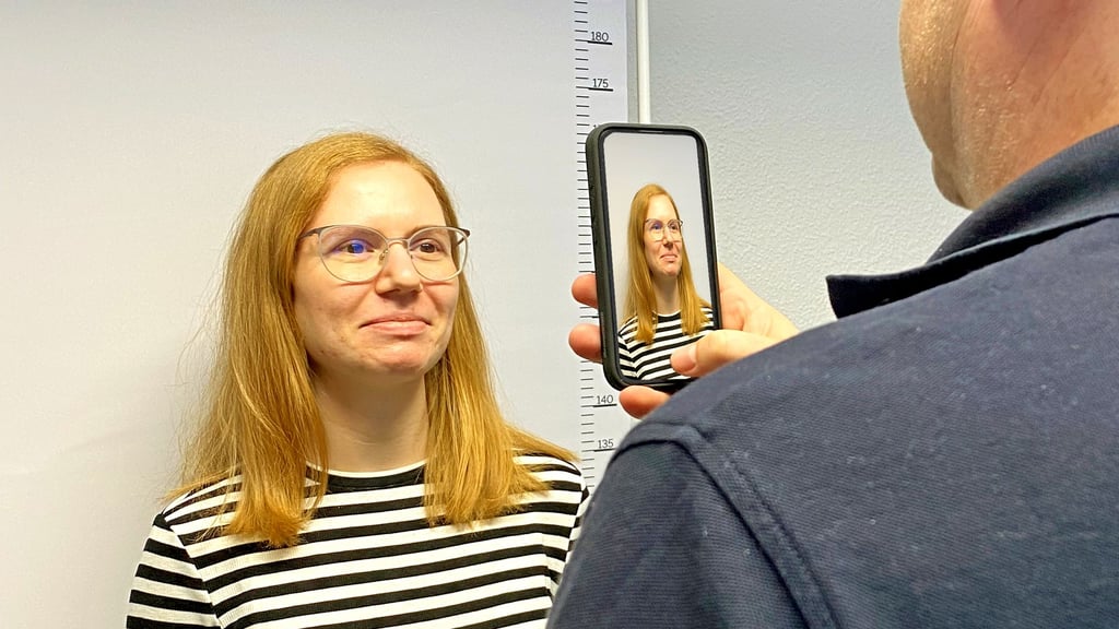 Ein Mitarbeiter fotografiert die Bürger. Das Foto gelangt direkt in das System des Einwohnermeldeamtes von Sandersdorf-Brehna.