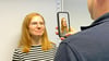 Ein Mitarbeiter fotografiert die Bürger. Das Foto gelangt direkt in das System des Einwohnermeldeamtes von Sandersdorf-Brehna. 