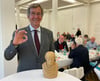 Prof. Dr. Matthias Weber, beim Bohnenmahl 2024 zum Bohnenkönig gekürt, mit Kant-Büste und Bohne