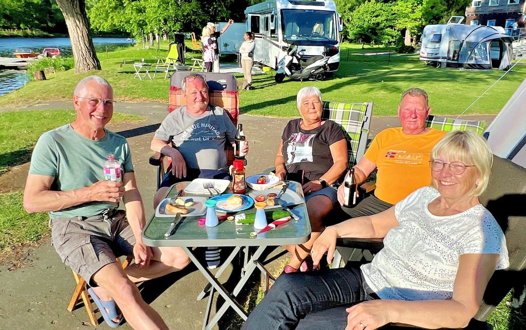 Camper aus Berlin, Teutschenthal und Leipzig genießen gemeinsam die Abendsonne am Bernburger Saaleufer.