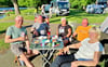 Camper aus Berlin, Teutschenthal und Leipzig genießen gemeinsam die Abendsonne am Bernburger Saaleufer. 