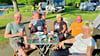 Camper aus Berlin, Teutschenthal und Leipzig genießen gemeinsam die Abendsonne am Bernburger Saaleufer. 