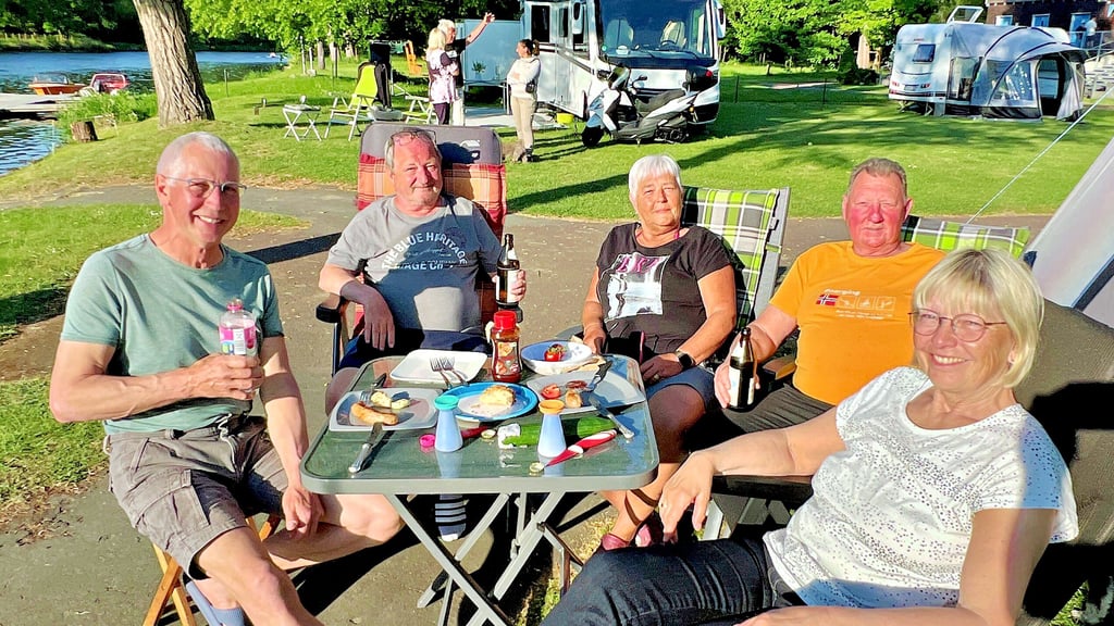 Camper aus Berlin, Teutschenthal und Leipzig genießen gemeinsam die Abendsonne am Bernburger Saaleufer.