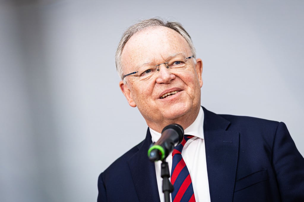 Niedersachsens Ministerpräsident Stephan Weil (SPD) wird am Montag mit einer Serenade aus dem Amt verabschiedet. (Archivbild)