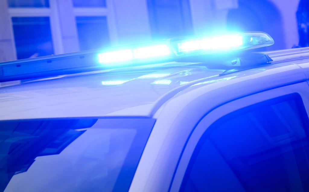 Mit einem Auto soll ein Mann in Varel seine getrennt von ihm lebende Ehefrau getötet haben. Die Polizei ermittelt wegen Mordes. (Symbolbild)