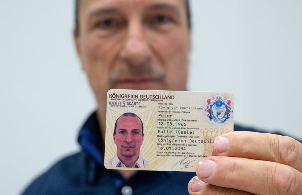 Der Reichsbürger Peter Fitzek aus Wittenberg zeigt den Ausweis seines Fantasiestaates.