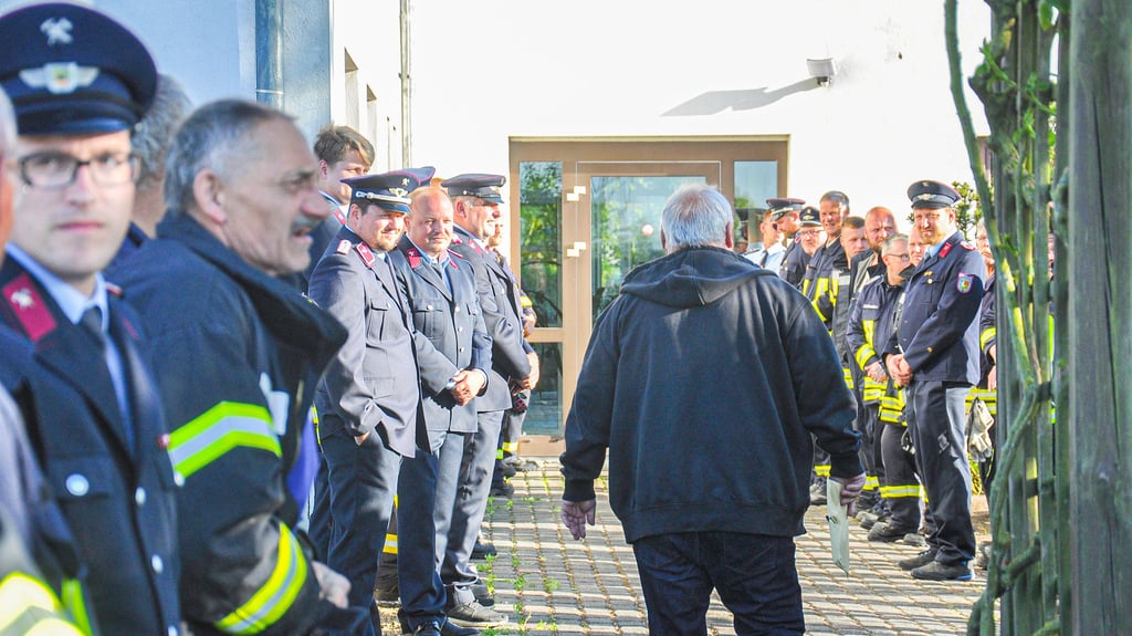 Rund 70 Feuerwehrleute bildeten am Montag vorm Verwaltungsamt Goldbeck ein Spalier, durch das die Ratsleute gehen mussten.