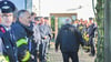Rund 70 Feuerwehrleute bildeten am Montag vorm Verwaltungsamt Goldbeck ein Spalier, durch das die Ratsleute gehen mussten.