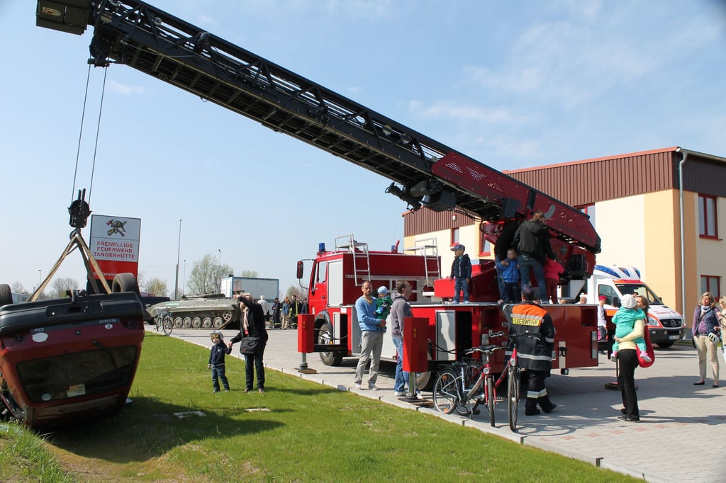 Die große Drehleiter der Feuerwehr in Tangerhütte bei einem Tag der offenen Tür. Das Fahrzeug stammt aus dem Jahr 1987.