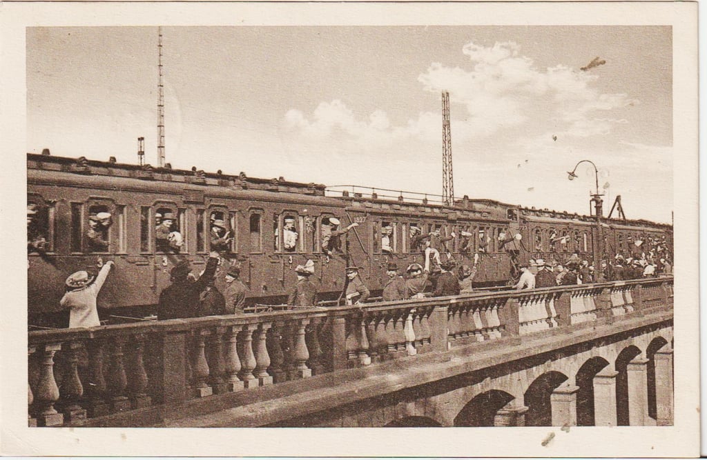 Diese alte Postkarte, die eine Szene am Magdeburger Hauptbahnhof zeigt, ist nach mehr als 100 Jahren wieder aufgetaucht.