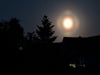 Der Mond über Dessau bot am Montagabend einen besonderen Anblick. 