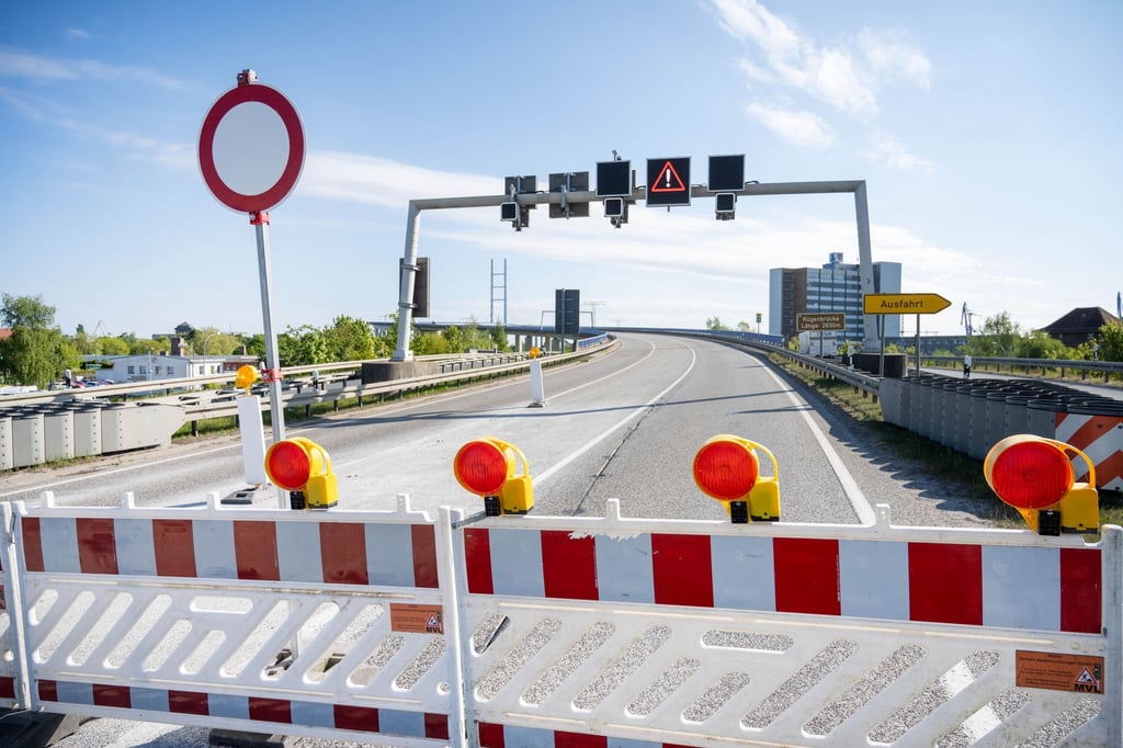 Für die nun anstehenden Fräs- und Asphaltarbeiten ist eine Vollsperrung der Rügenbrücke laut Straßenbauamt unvermeidbar.