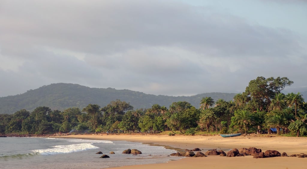 Unweit von Freetown liegen Traumstrände wie der Black Johnson Beach.