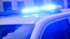 Mit einem Auto soll ein Mann in Varel seine getrennt von ihm lebende Ehefrau getötet haben. Die Polizei ermittelt wegen Mordes. (Symbolbild)